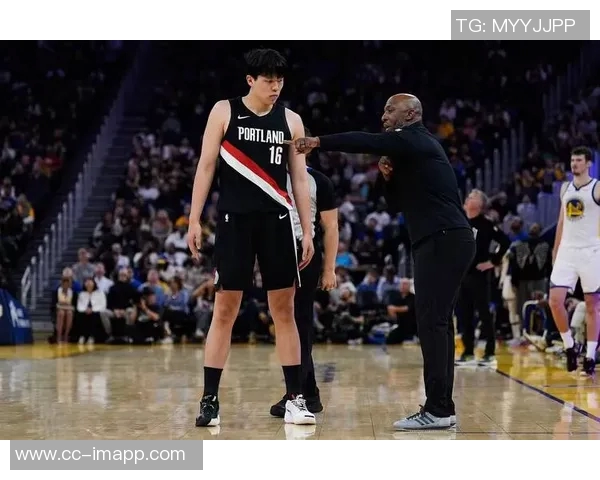 比卢普斯称赞夏普攻守兼备称其能应对高强度对抗挑战