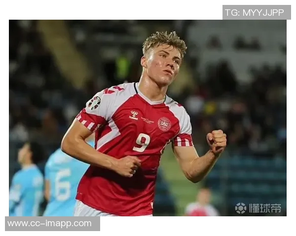 霍伊伦怒火中烧被对手拉倒失误后愤怒吼叫引发场上紧张气氛 霍伊伦怒火中烧被对手拉倒失误后愤怒吼叫引发场上紧张气氛