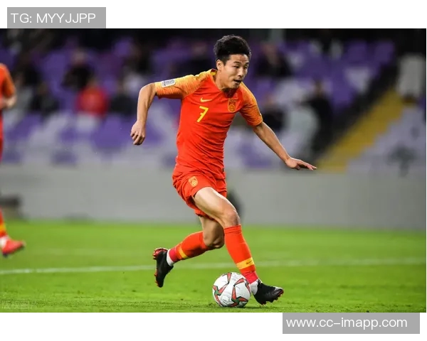 东体报道U22国足集训期间足协副主席许基仁亲临现场为球队加油助威 东体报道U22国足集训期间足协副主席许基仁亲临现场为球队加油助威